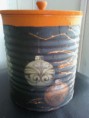 lata decorada laranja com preto