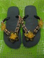 chinelo decorado com pedras coloridas